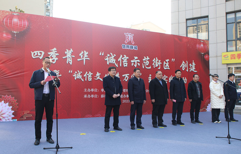 Ѧ�ǅ^(q��)���\��ʾ���օ^(q��)��(chu��ng)�������\���Ļ��M(j��n)�f�һ��(d��ng)���³ǽֵ��e��